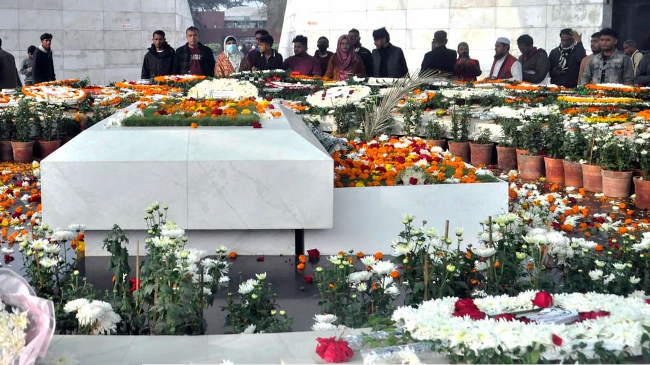 নীরব শ্রদ্ধায় ভাসছে কবরস্থল: বেগম খালেদা জিয়ার কবরে মানুষের অবিরাম উপস্থিতি