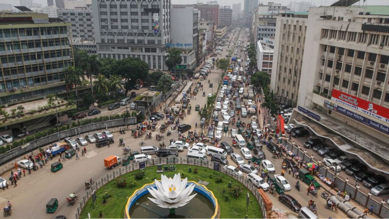 বায়ুদূষণে বিশ্বে আজ শীর্ষে ঢাকা, দ্বিতীয় স্থানে কলকাতা