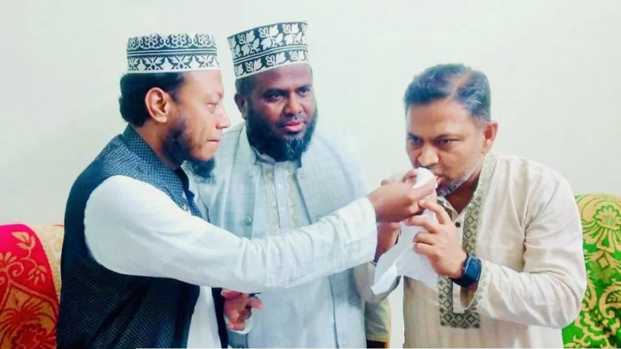 কুষ্টিয়া-৩: মিষ্টি খাওয়ানো সহ শুভেচ্ছা বিনিময় মুফতি আমির হামজা ও জাকির হোসেনের