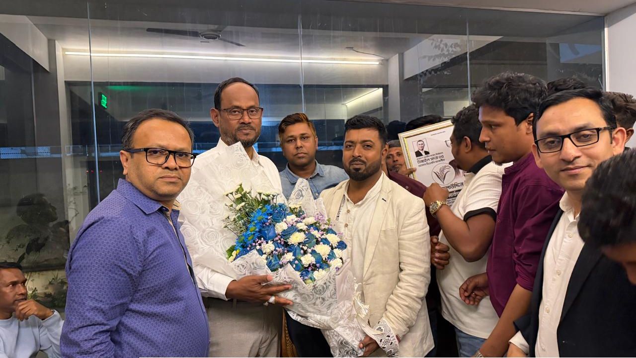 টাঙ্গাইল-৫: সুলতান সালাউদ্দিন টুকুকে ফুলেল শুভেচ্ছায় জিয়া সাইবার ফোর্স