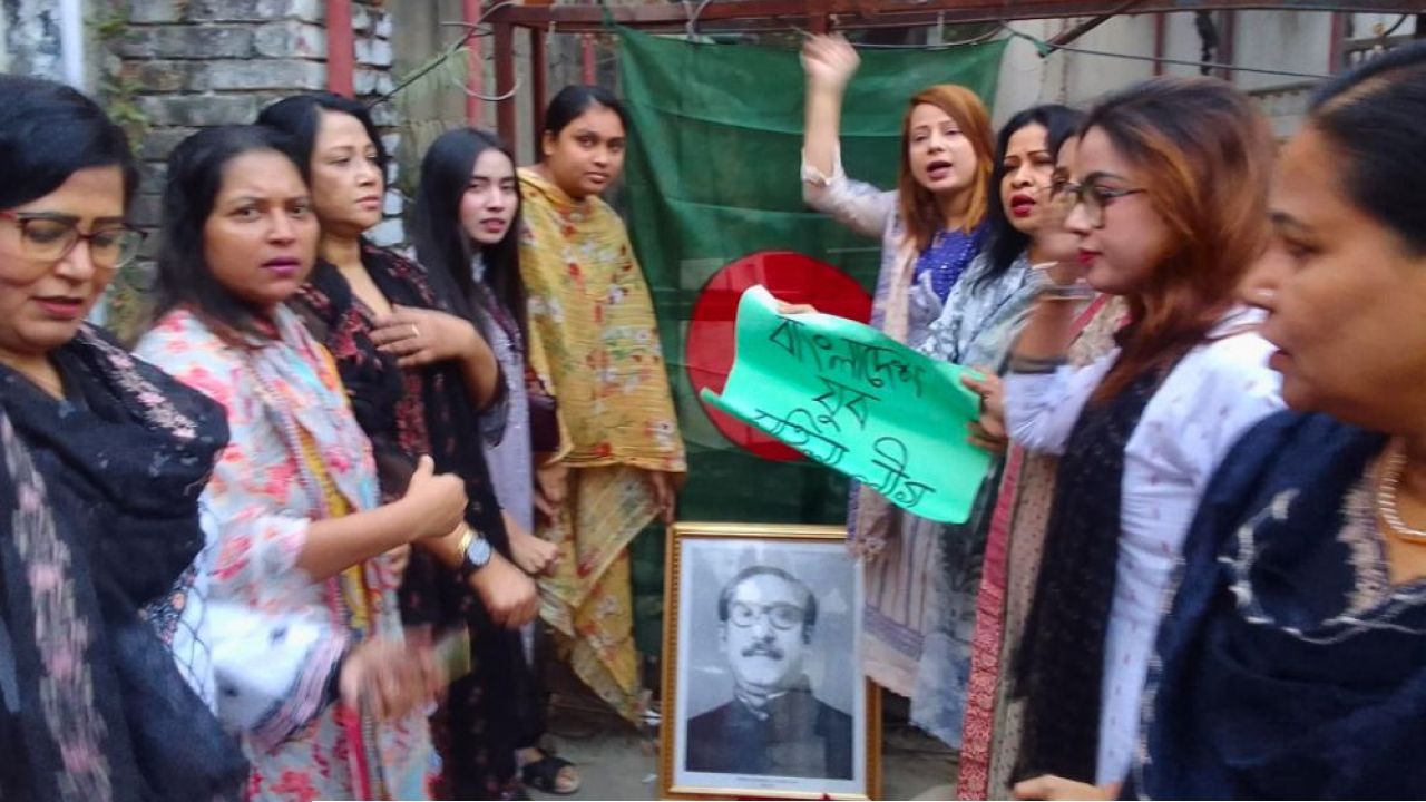 বঙ্গবন্ধুর ছবি সামনে রেখে যুব মহিলা লীগের অবস্থান 