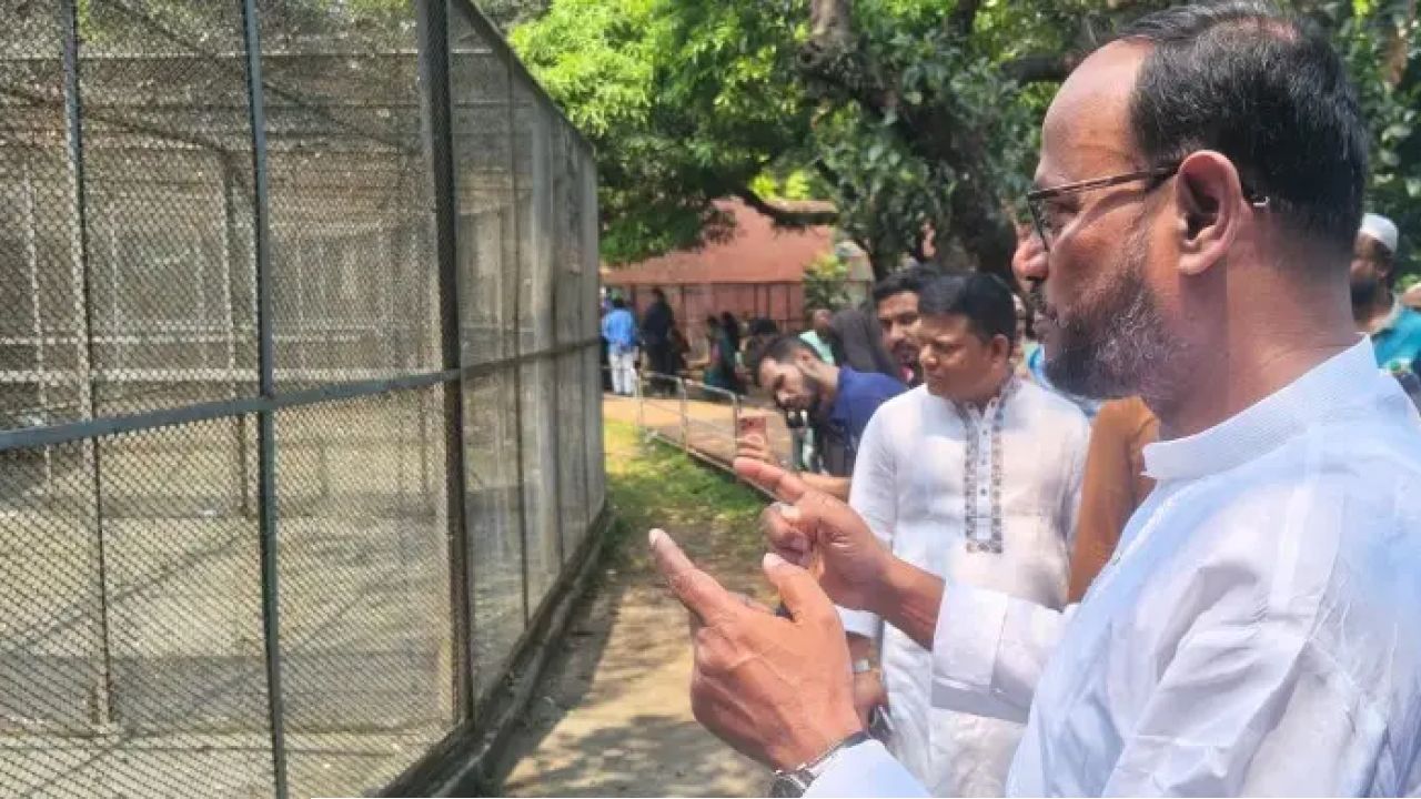 মিরপুর জাতীয় চিড়িয়াখানায় আকস্মিক পরিদর্শনে সুলতান সালাউদ্দিন টুকু