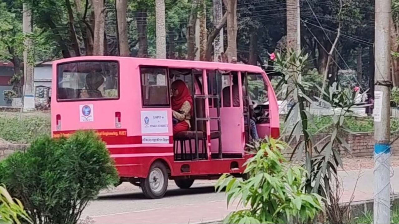 গবেষণা থেকে বাস্তবে, রুয়েটে চলছে নিজস্ব প্রযুক্তিতে তৈরি বৈদ্যুতিক গাড়ি