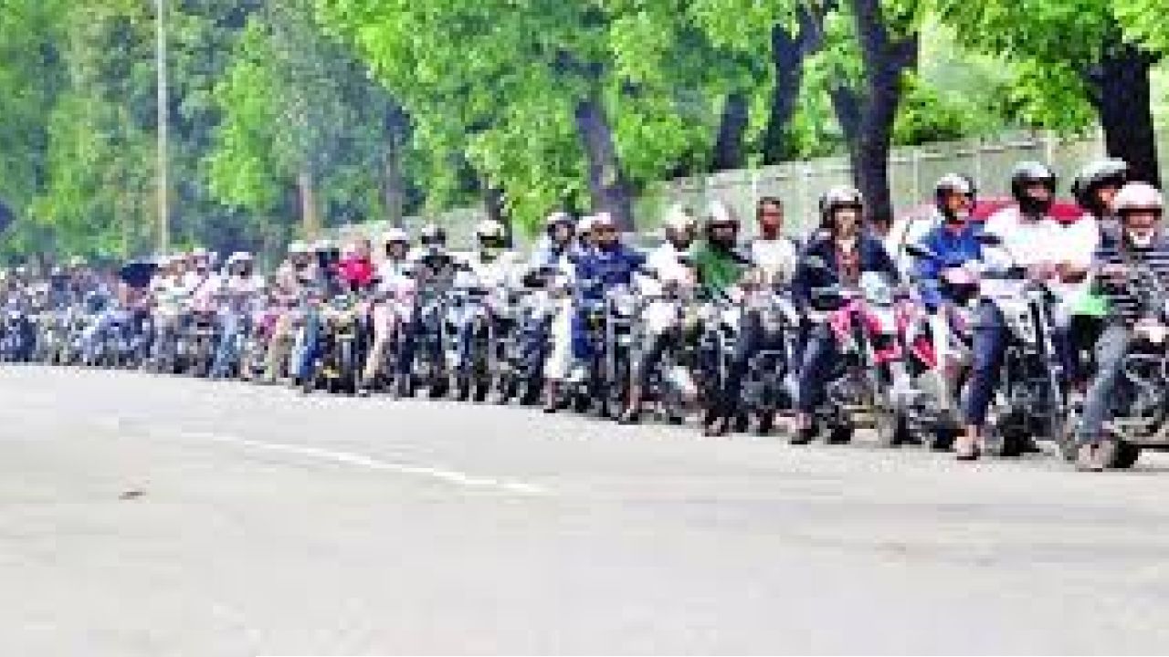 বৈশাখের ছুটিতেও পাম্পে দীর্ঘ লাইন