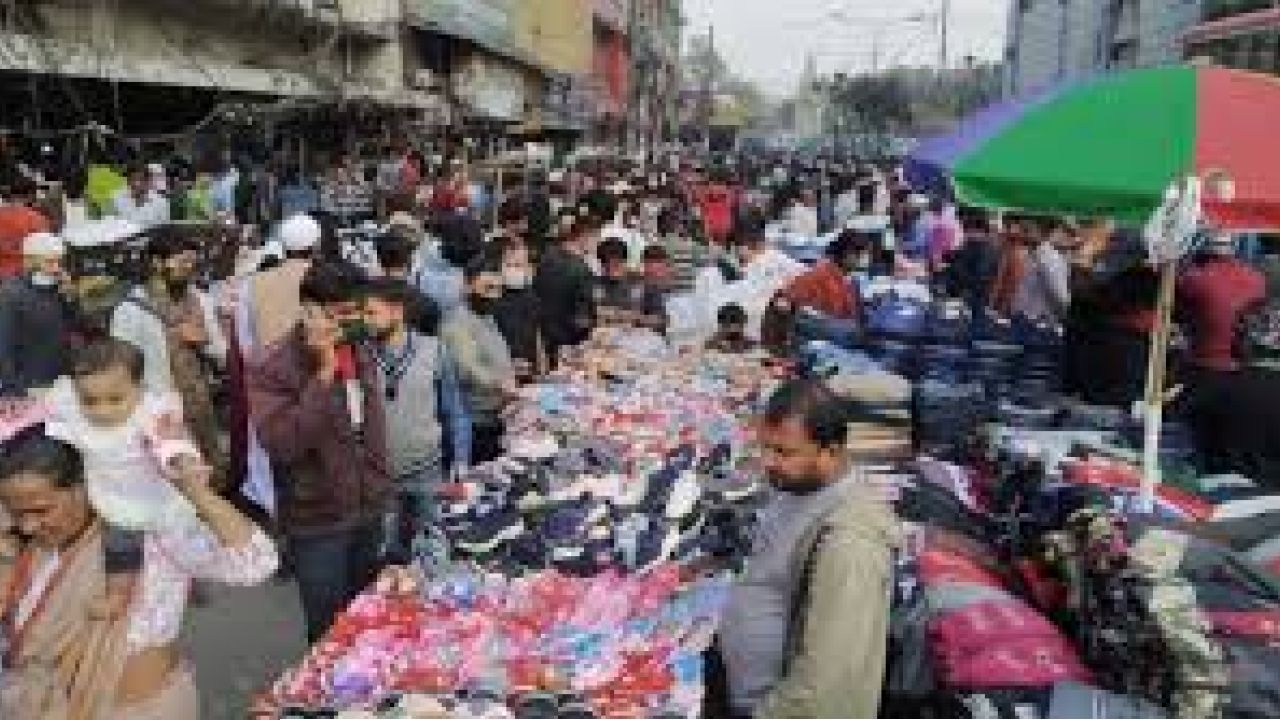 ঢাকার ফুটপাতে শৃঙ্খলা ফেরাতে হকারদের লাইসেন্স বাধ্যতামূলক