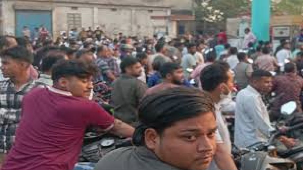 সরকারি চাকরিজীবীদের জন্য তেল পাম্পে বিশেষ লাইন