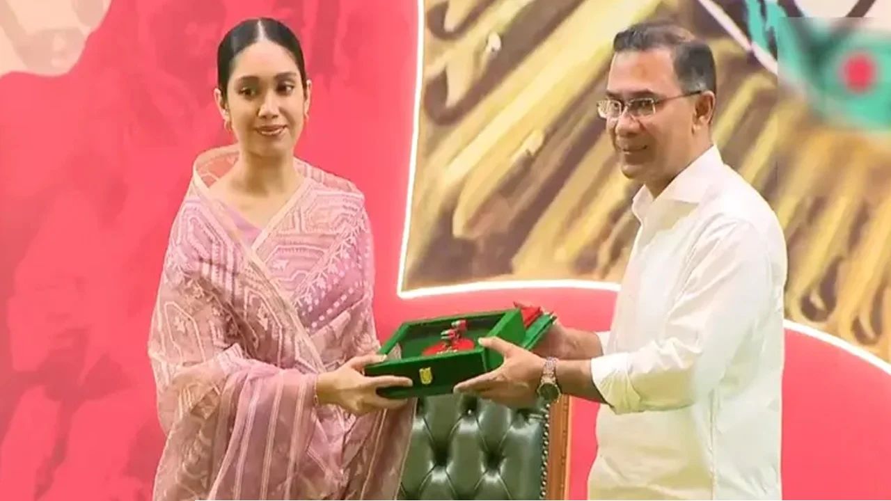 খালেদা জিয়ার পক্ষে স্বাধীনতা পুরস্কার গ্রহণ জাইমা রহমানের