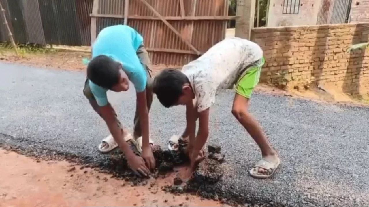 শিশুদের হাতের টানেই উঠে যাচ্ছে সড়কের পিচ, মুলাদীতে কাজ বন্ধ