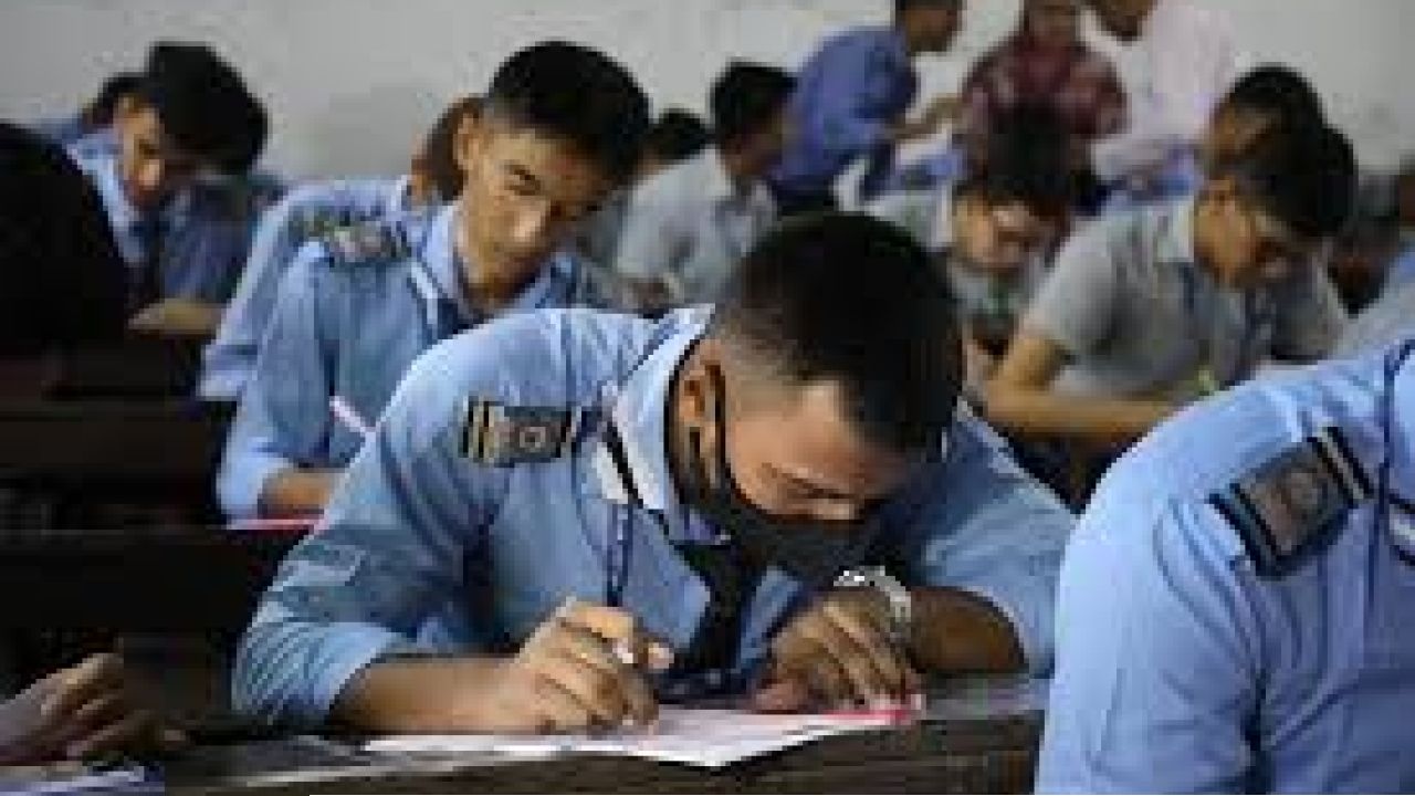 আনন্দঘন পরিবেশে পরীক্ষা: তুলে দেওয়া হলো ‘নীরব বহিষ্কার’