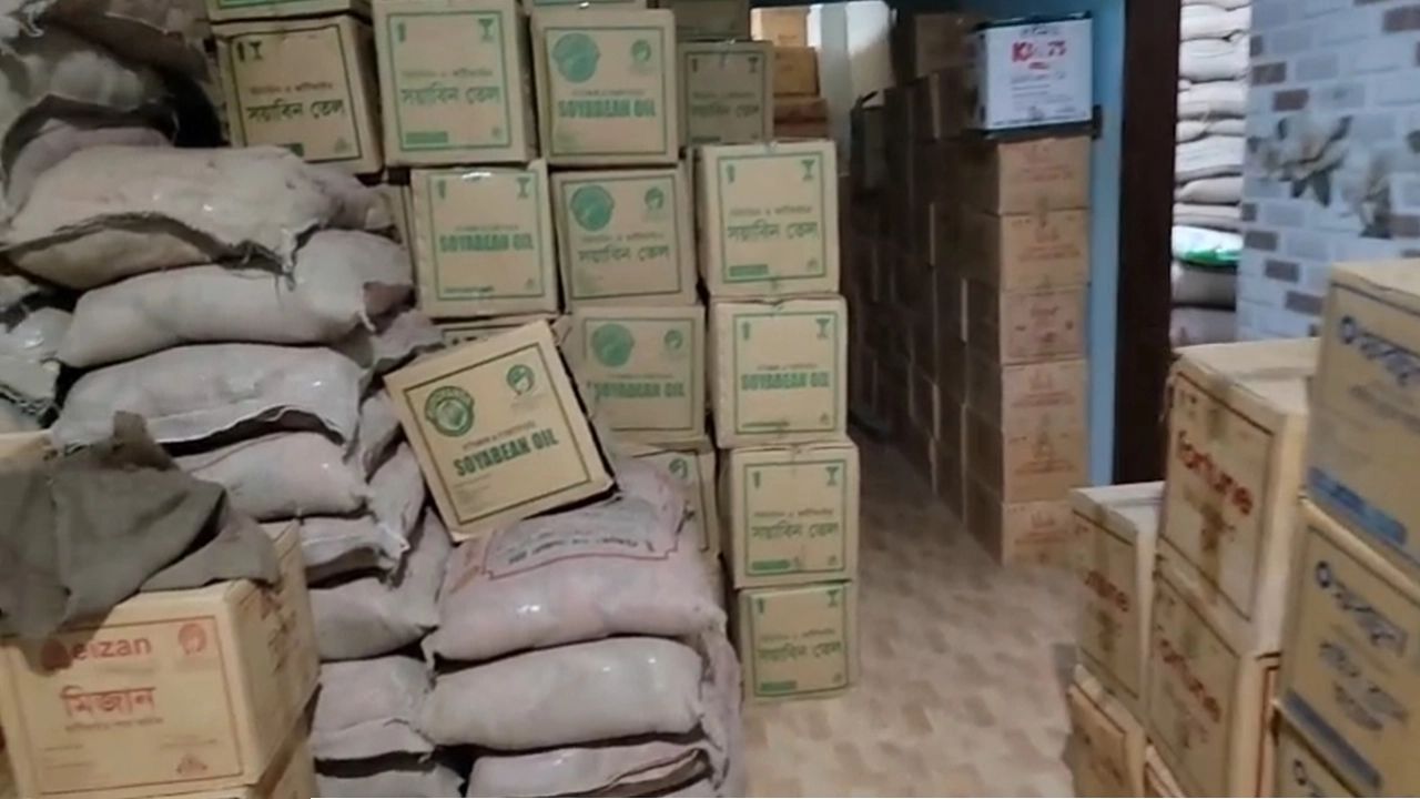 গোপন কক্ষে লুকানো তেলের ভাণ্ডার: ৩৭ হাজার লিটার সয়াবিন তেল জব্দ