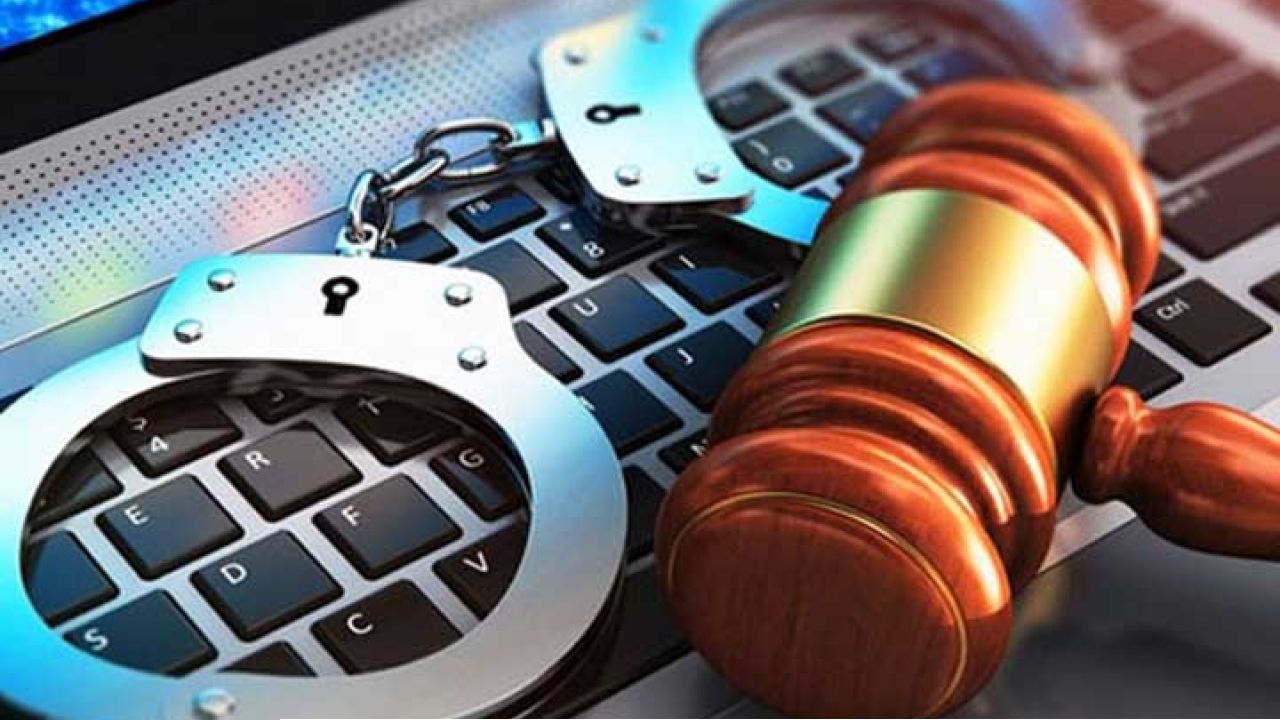 অনলাইনে ভাইরাল হতে গিয়ে কি আইন ভাঙছেন আপনি?