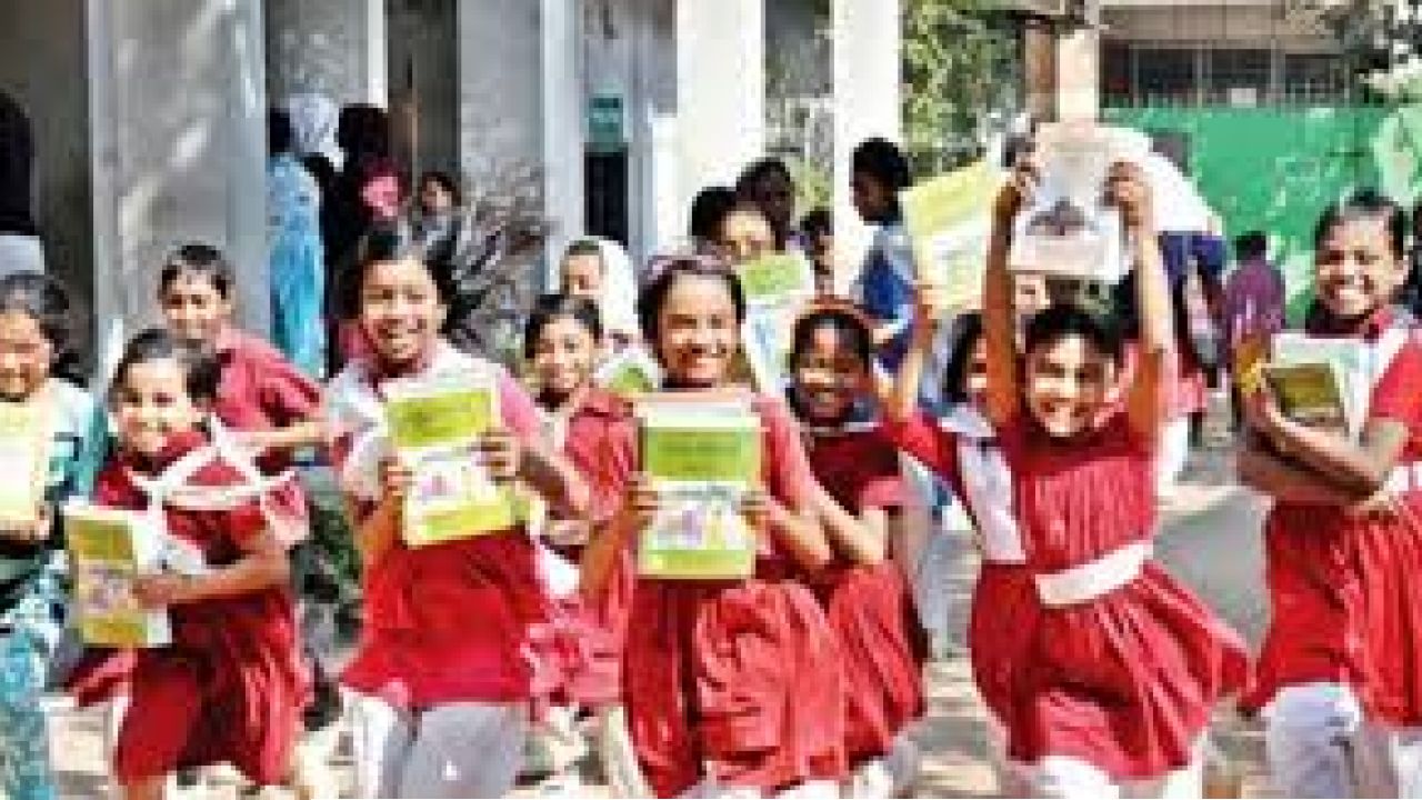 প্রাথমিক শিক্ষার্থীদের বিনামূল্যে জুতা দেওয়ার ঘোষণা