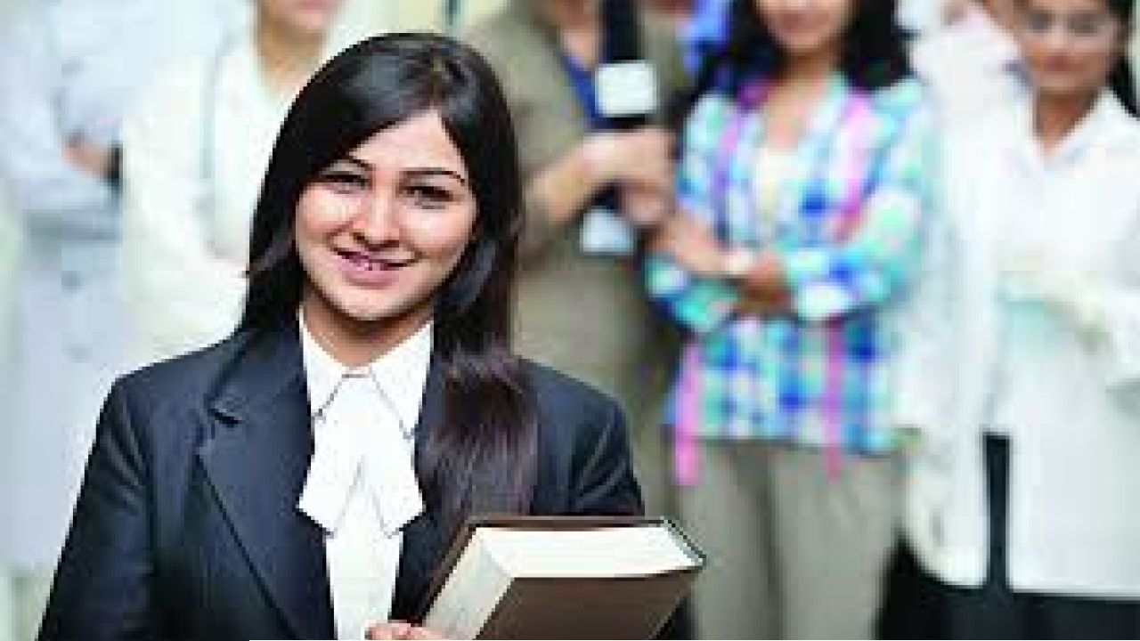 আইন পেশায় ঢুকতেই লাখ টাকার ধাক্কা! নবীনদের নাভিশ্বাস