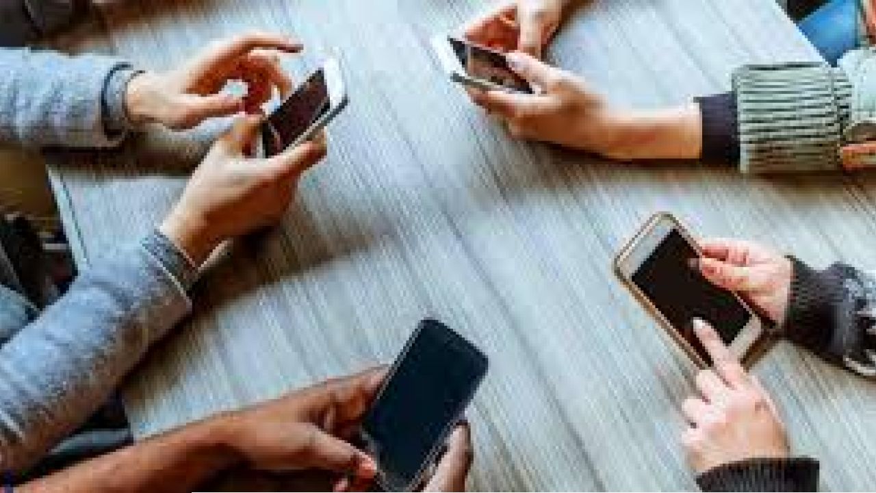 ‘সবার হাতে স্মার্টফোন’— দাম নামছে আড়াই হাজারে!