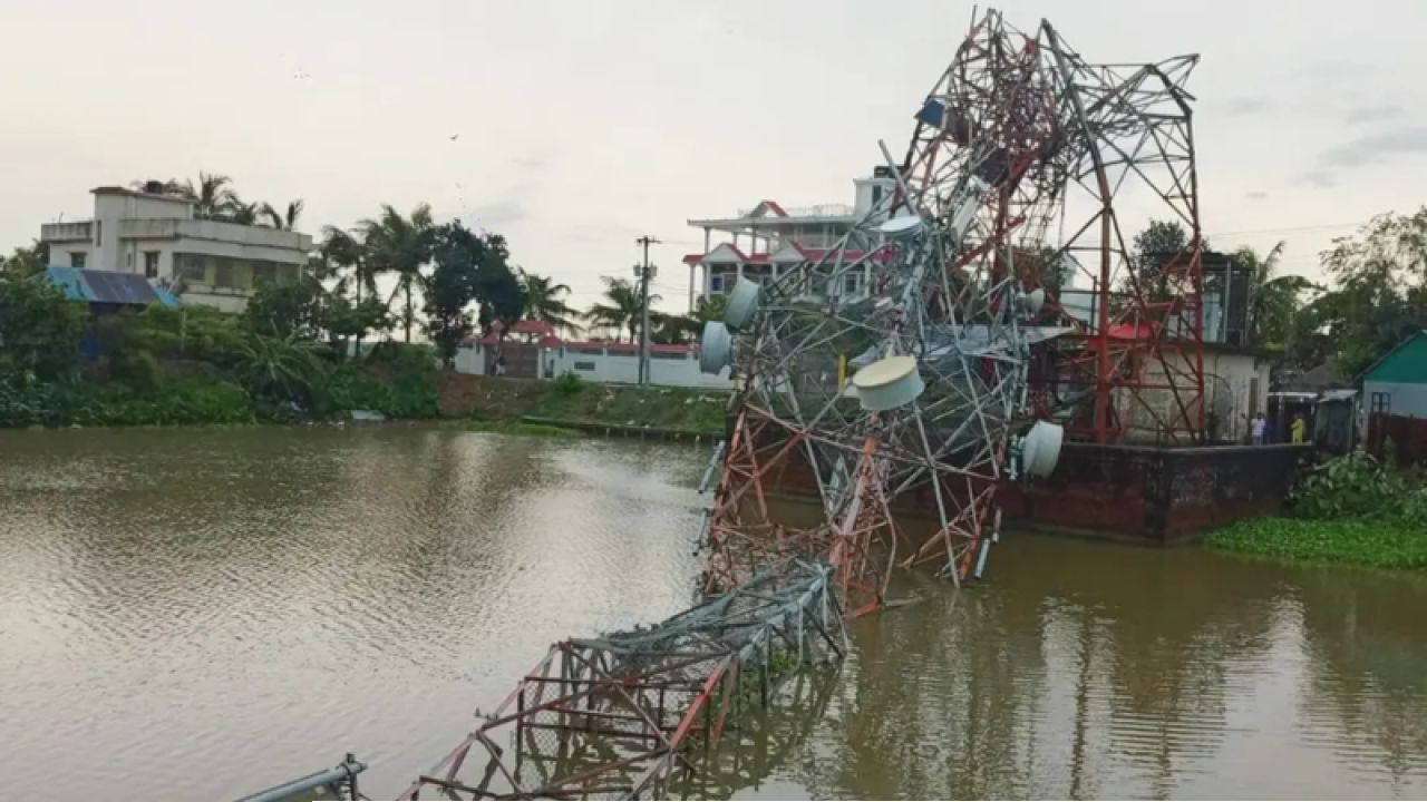 কালবৈশাখীর তাণ্ডবে মোবাইল টাওয়ার খালে