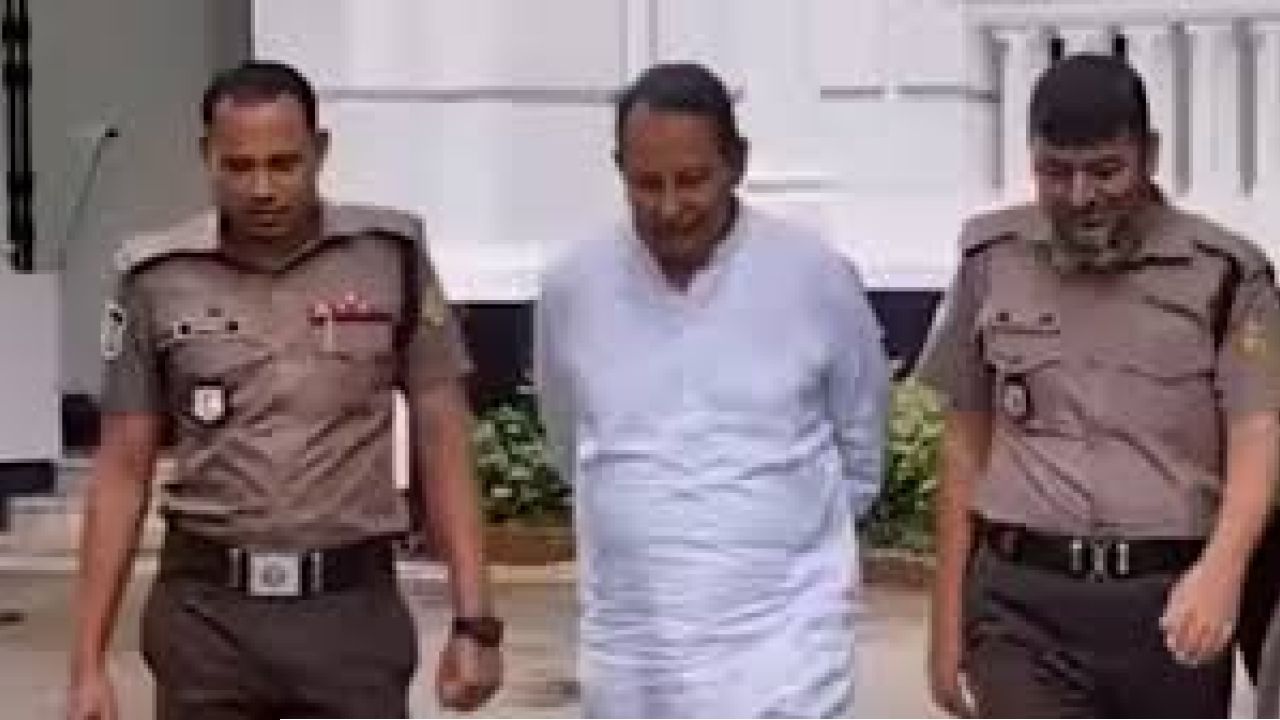 'টেনশন করবেন না’— দুই কনস্টেবলের বিরুদ্ধে ব্যবস্থা নেওয়ার উদ্যোগ