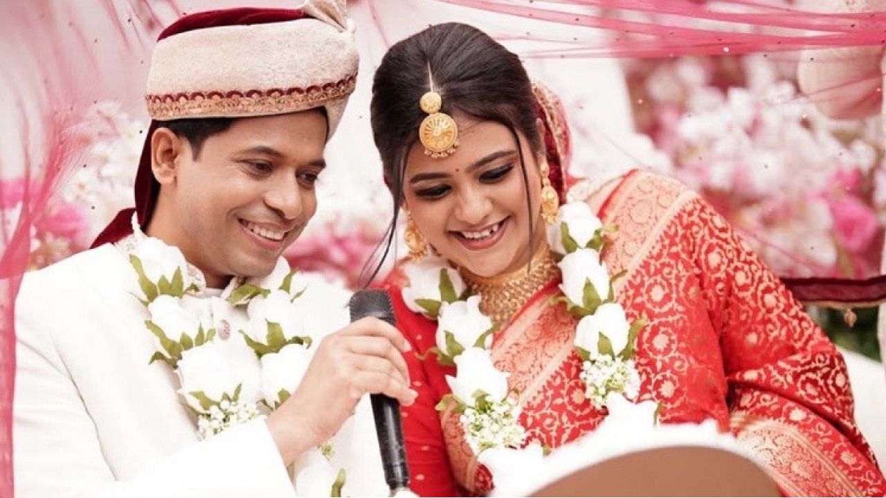 ২১ বছরের বয়সের ব্যবধান, তবু ভালোবাসার বন্ধনে দীপ্তি ও মুশতাক
