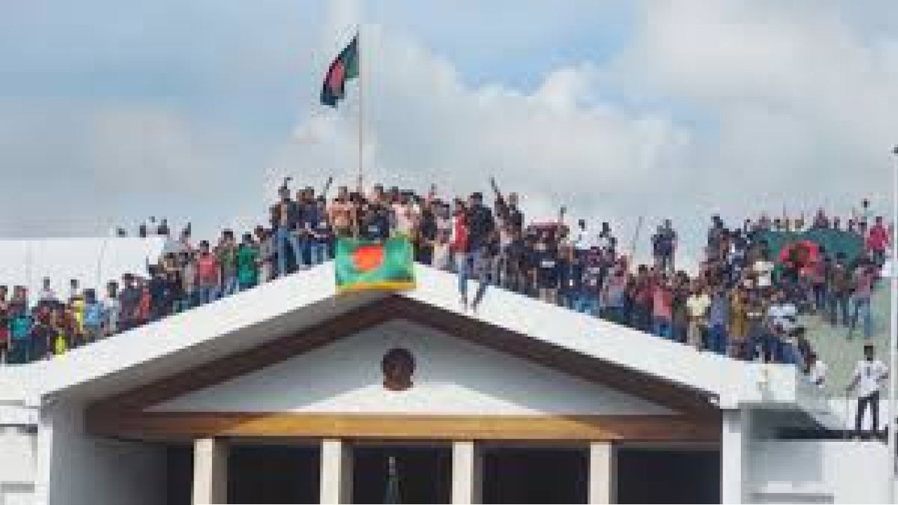 উৎসবমুখর পরিবেশে জুলাই গণঅভ্যুত্থান দিবস পালনের প্রস্তুতি সরকারের