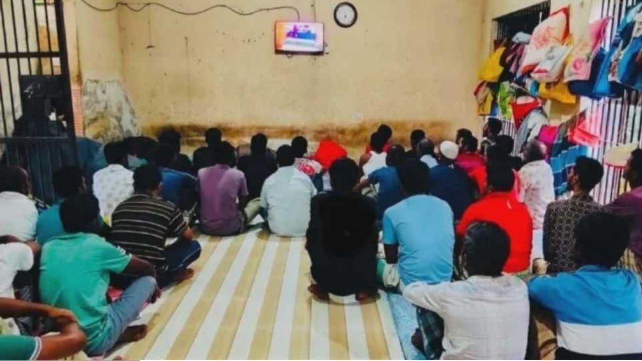 বিশ্বকাপ ফুটবল পৌঁছে গেল টাঙ্গাইল জেলা কারাগারে