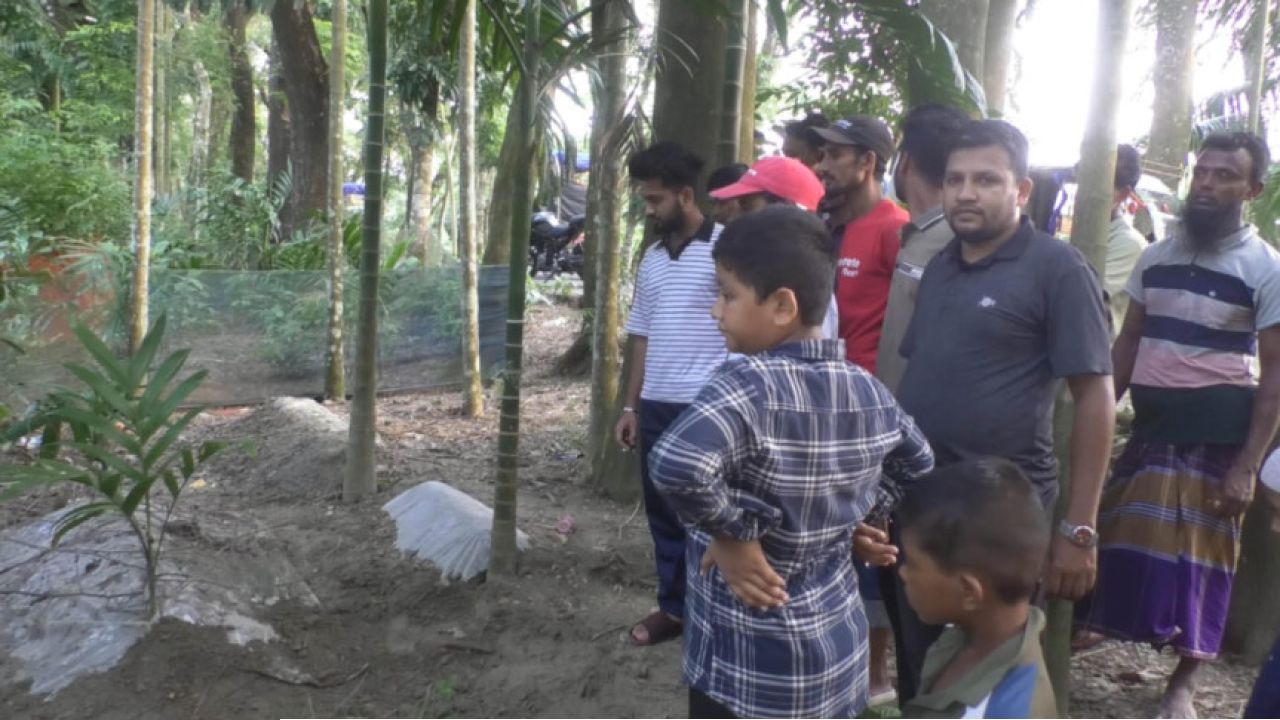 ‘কবরে জীবিত আছেন’ স্বপ্নে দেখে ১৮ দিন পর কবর খুঁড়লেন স্বজনরা