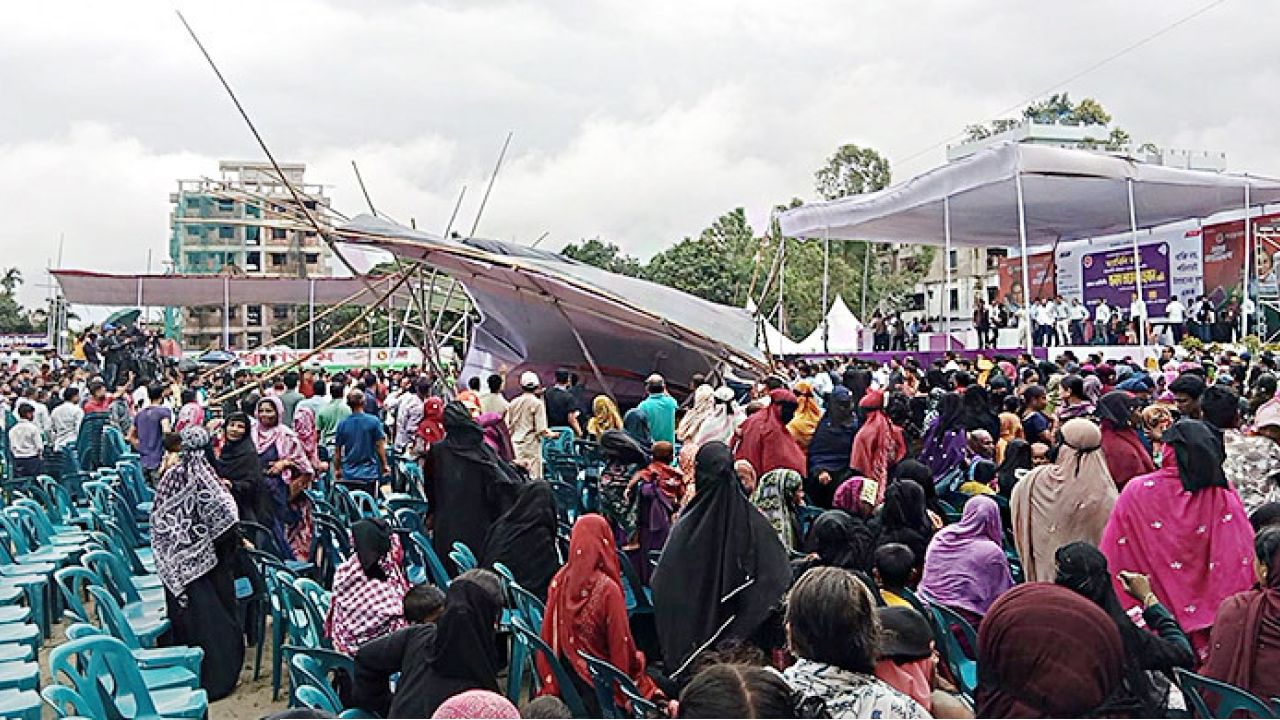 মৌলভীবাজারে প্রধানমন্ত্রী পৌঁছানোর আগেই বাতাসে ভেঙে পড়লো প্যান্ডেল