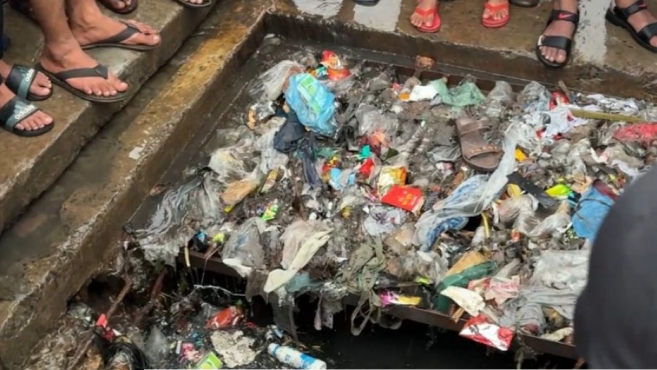 জলাবদ্ধতার আড়ালে মৃত্যুফাঁদ, ড্রেনে পড়ে নারীর মৃত্যু