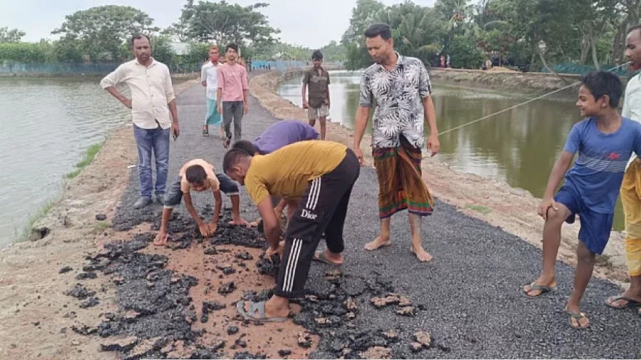 হাতের টানেই উঠছে পিচ, খুলনায় কাজ বন্ধ করলেন এলাকাবাসী