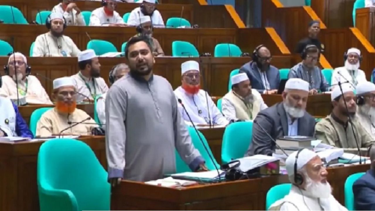 ‘আমার গাড়ি নেই, রেন্ট-এ কারে চলি’: সংসদে নাহিদ ইসলাম