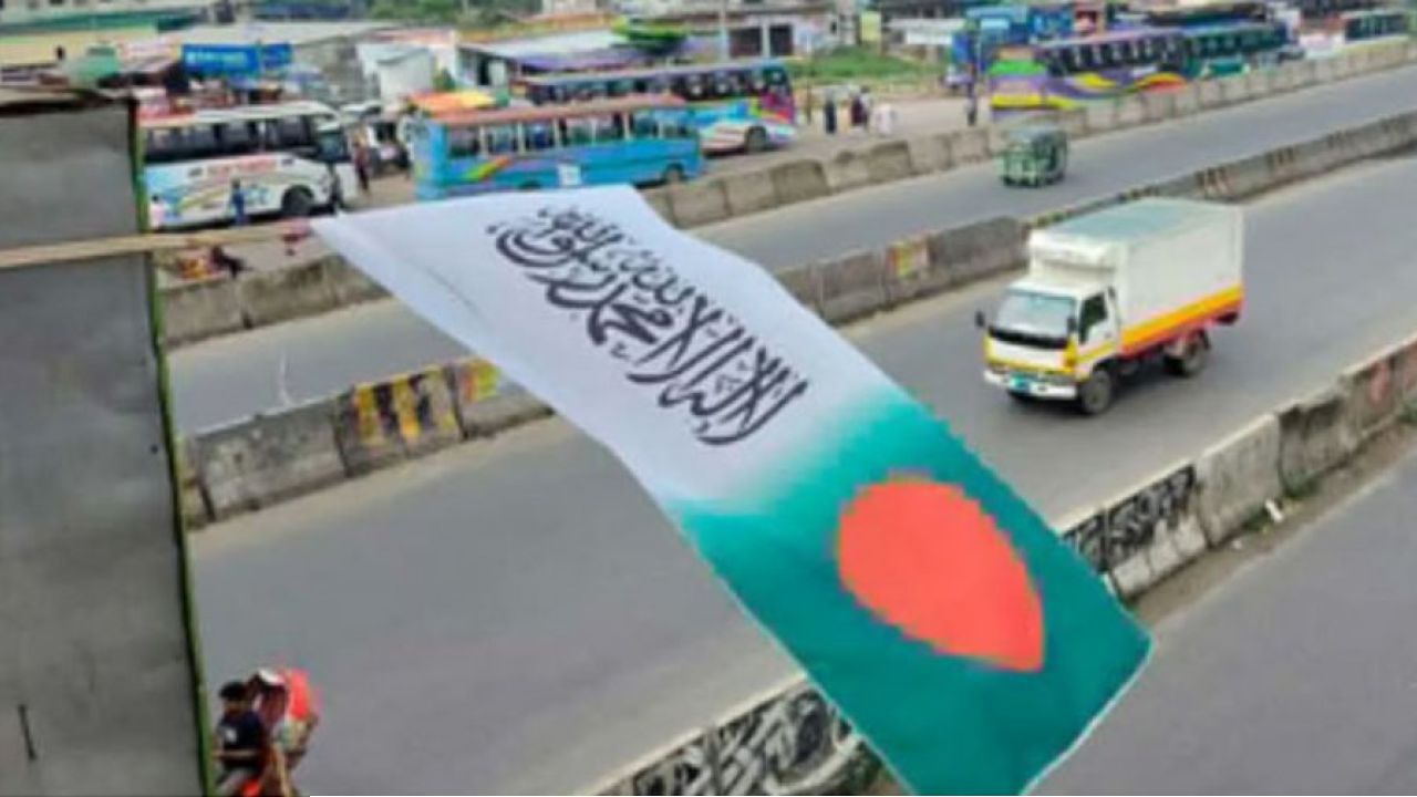 জাতীয় পতাকায় কালেমা সংযুক্ত করে বিক্রির অভিযোগে নারায়ণগঞ্জে গ্রেফতার ২