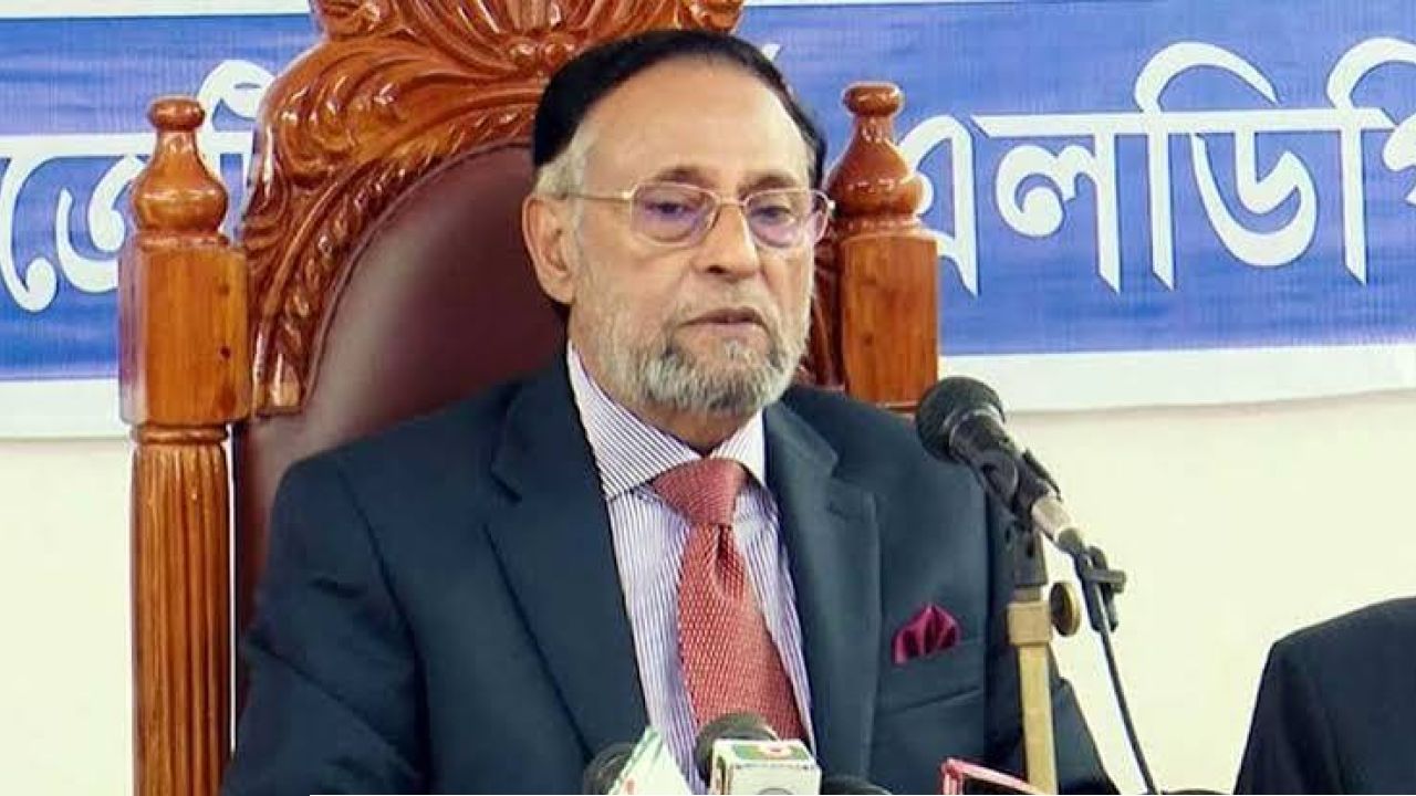 ঢাকার বাইরে রাতযাপন না করতে প্রধানমন্ত্রীকে অলি আহমেদের পরামর্শ
