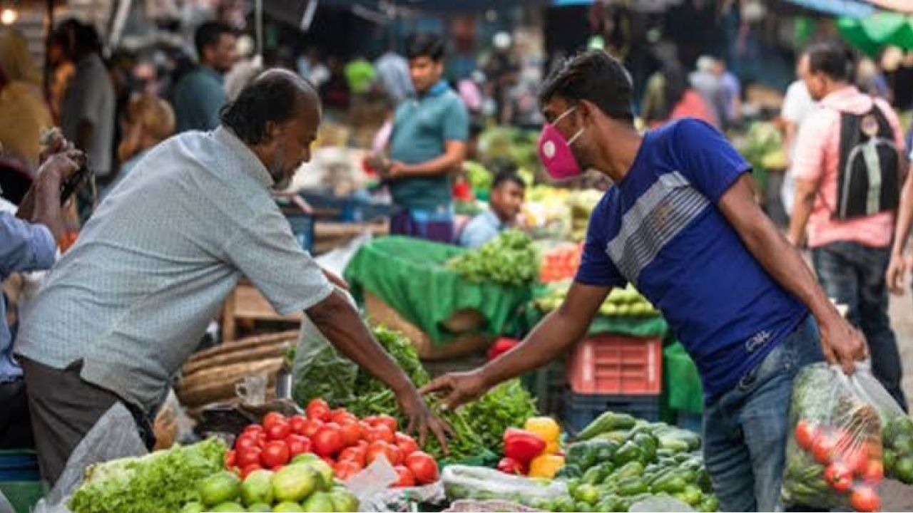 দ্রব্যমূল্যের চাপে নাভিশ্বাস, আয় না বাড়ায় বিপাকে মধ্যবিত্ত-নিম্নবিত্ত