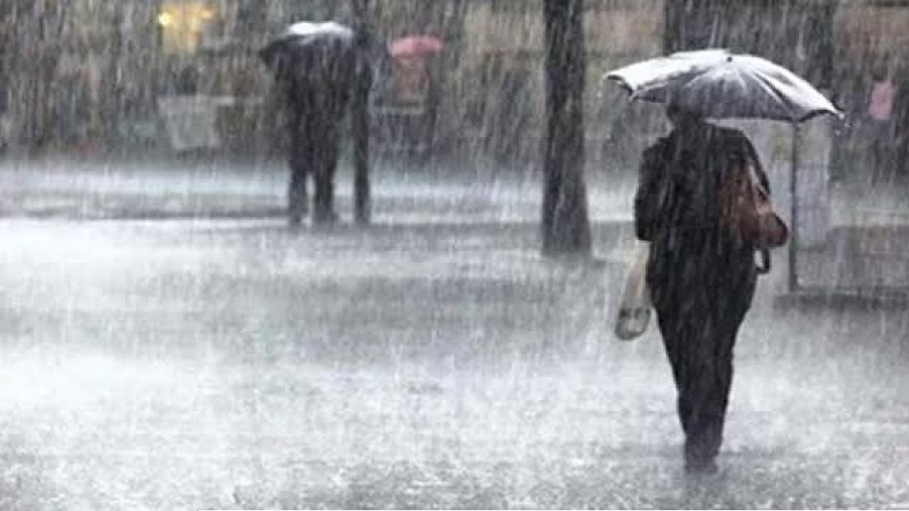 ঢাকাবাসীর দুর্ভোগ বাড়াচ্ছে বৃষ্টি, আগামীকালও ভারী বৃষ্টির সতর্কতা