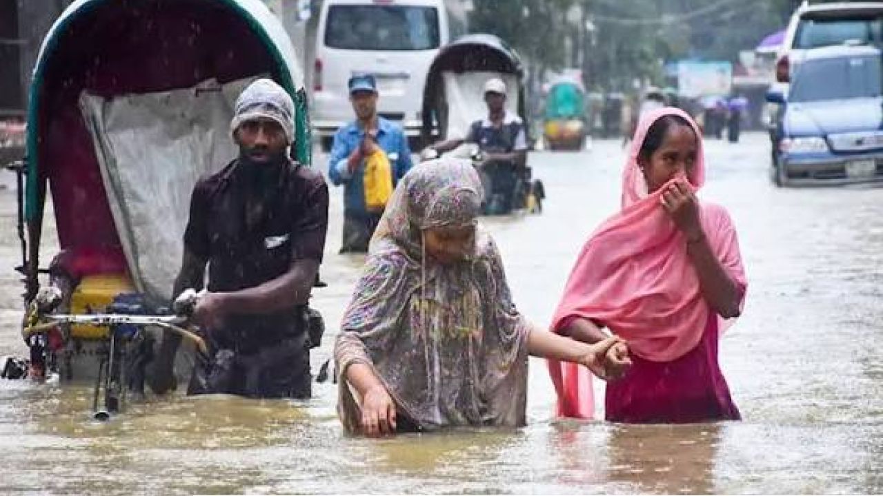 টানা বৃষ্টিতে জলাবদ্ধতায় নাকাল জনজীবন, আজও ভারী বর্ষণের আভাস