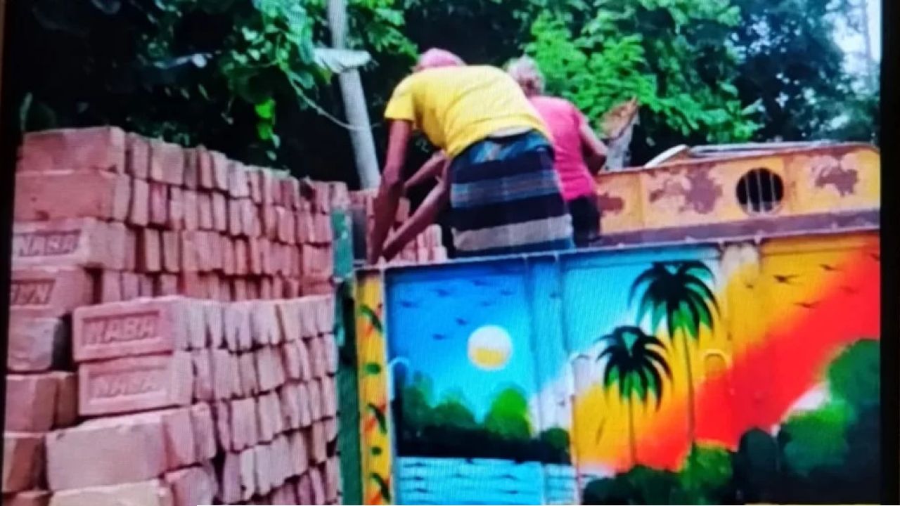 ‘চাঁদা না দেওয়ায় বাড়ির ৮ হাজার ইট নিয়ে গেছে’, অভিযোগ সরকারি কর্মকর্তার