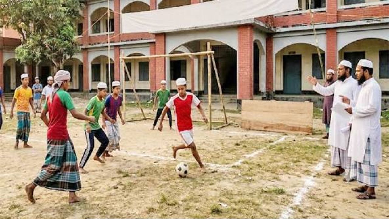 মাদরাসার শিক্ষার্থীদের ফুটবল মাঠে নামাতে নতুন উদ্যোগ